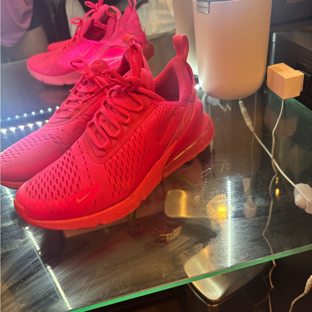 Women’s hot pink Nike 270